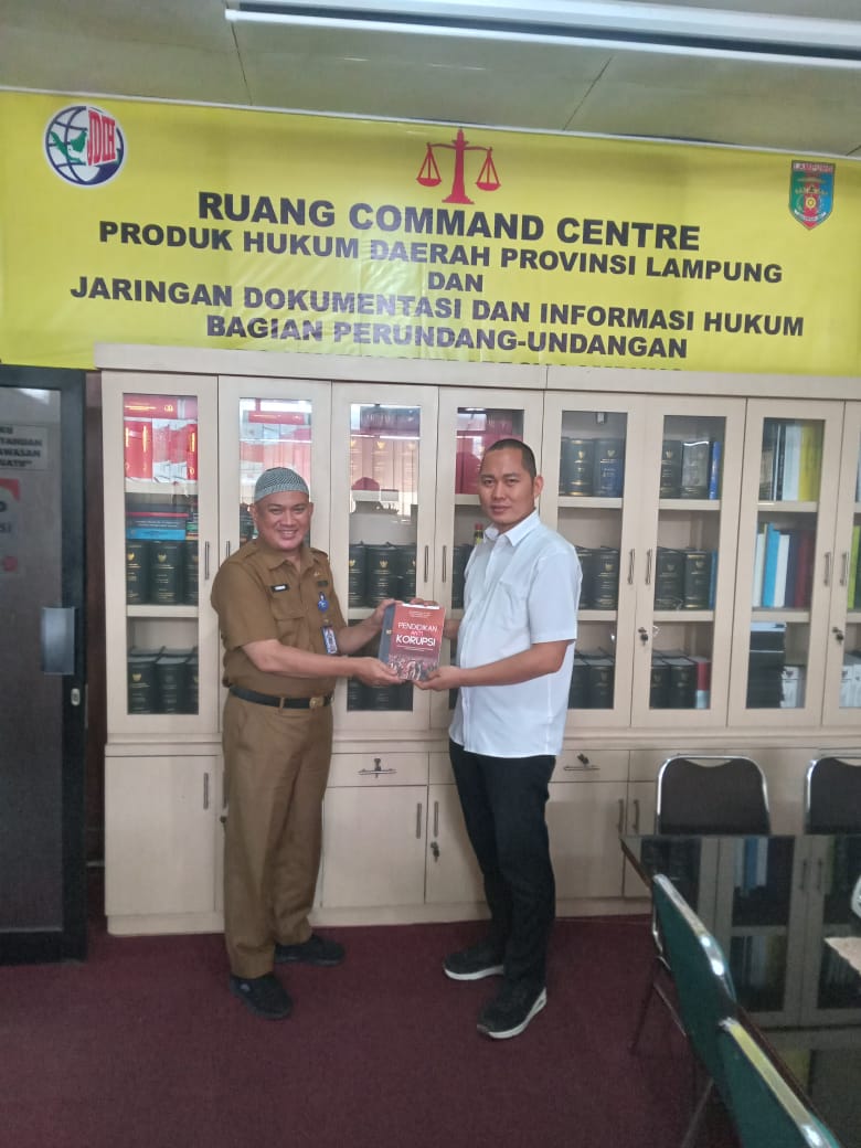 Perpustakaan JDIH Provinsi Lampung Tambah Koleksi Buku Anti Korupsi Langsung dari Penulis